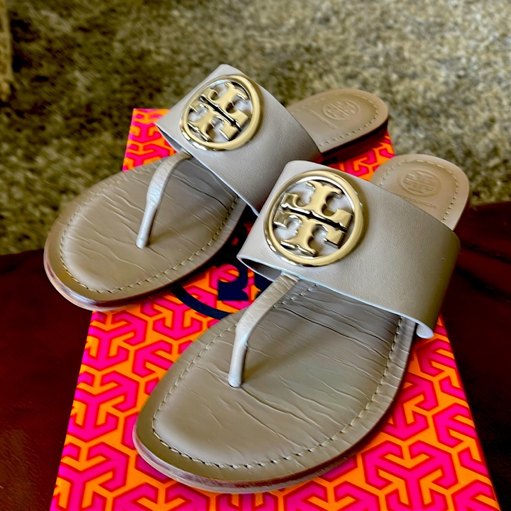 Tory Burch Grey Heron /Silver Benton Band Flat Sandal size 8